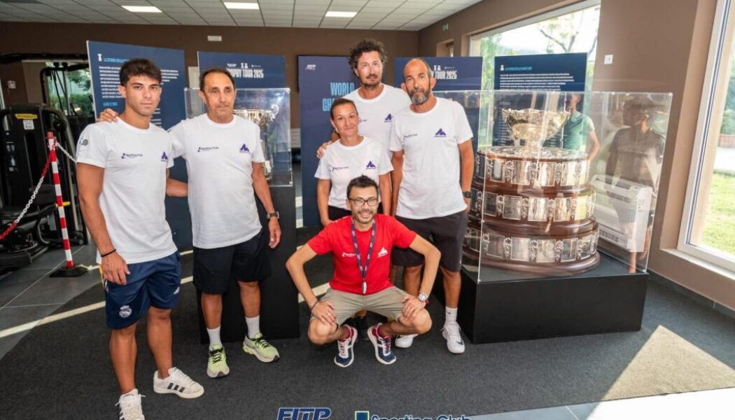 LO-STAFF-DELLA-SCUOLA-CON-LA-COPPA-DAVIS-E-LA-BJKC